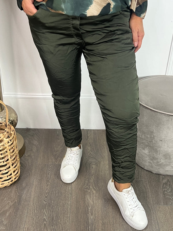 Satin stretch broek Sia legergroen